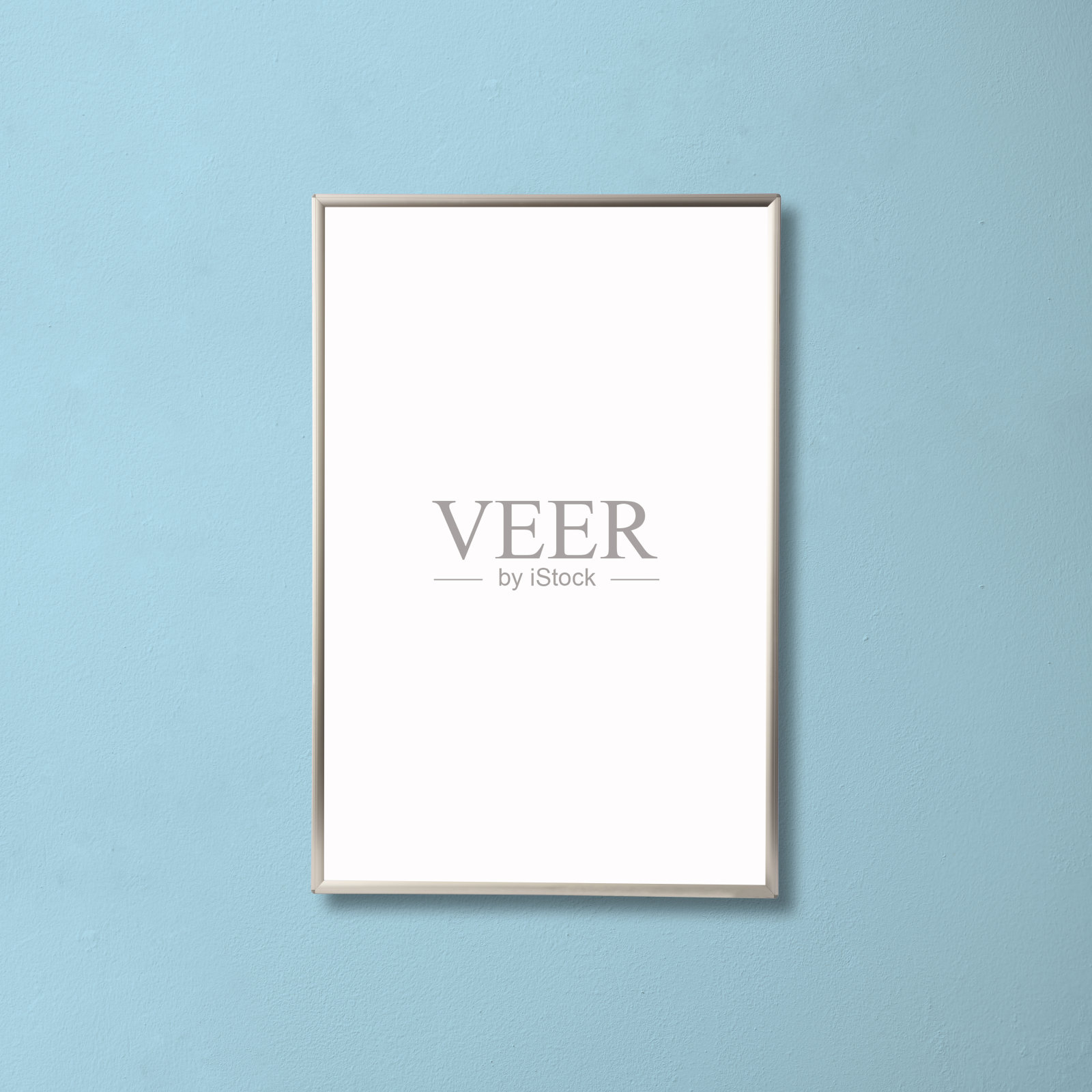 浅蓝色混凝土墙上的空白布告板照片摄影图片