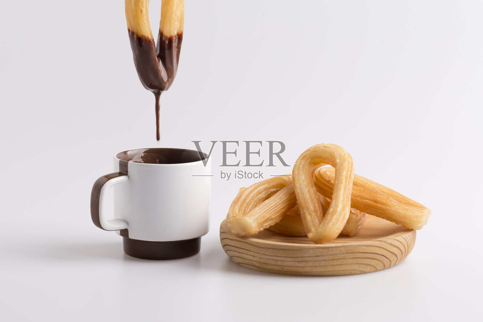 滴巧克力，蘸油条照片摄影图片