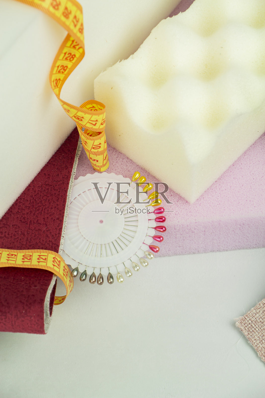 一块不同大小和颜色的泡沫橡胶，生产软垫家具。照片摄影图片