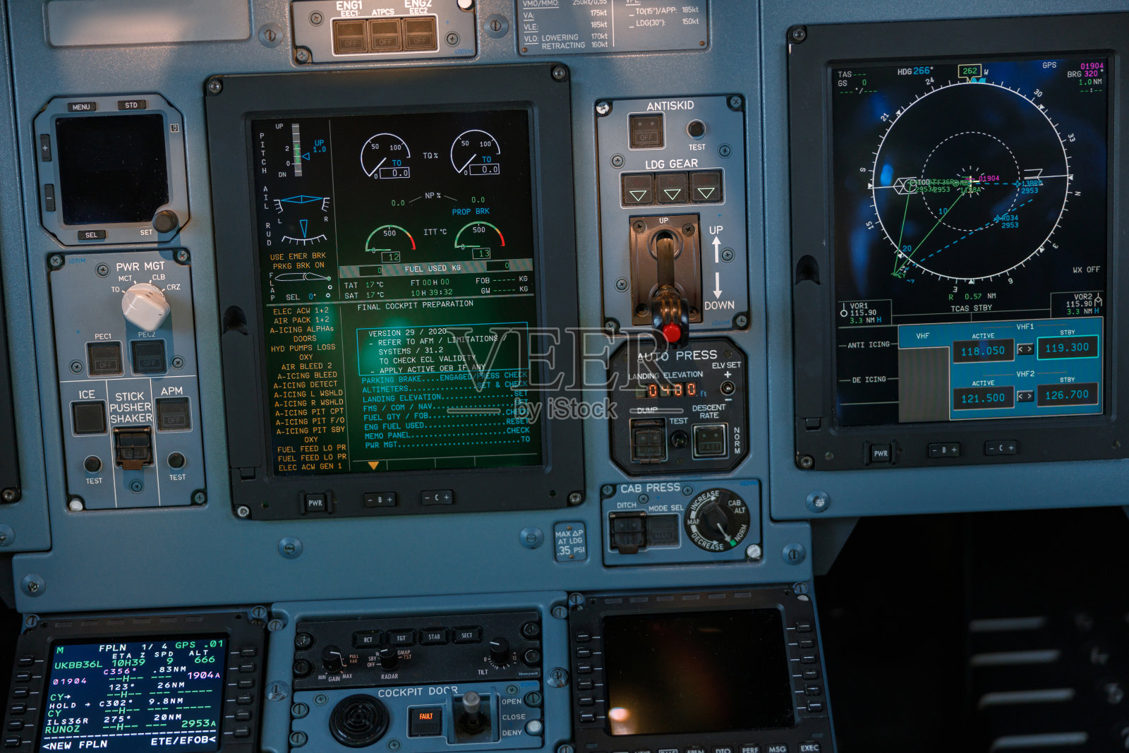 飞机驾驶舱与控制面板，仪表盘和飞行显示照片摄影图片