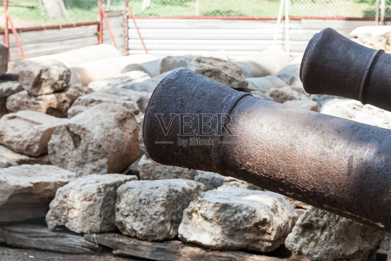 近距离，浅焦点的一个古老的土耳其锻造铁大炮显示其纹理表面和枪口。在一座著名的大教堂外拍摄照片摄影图片