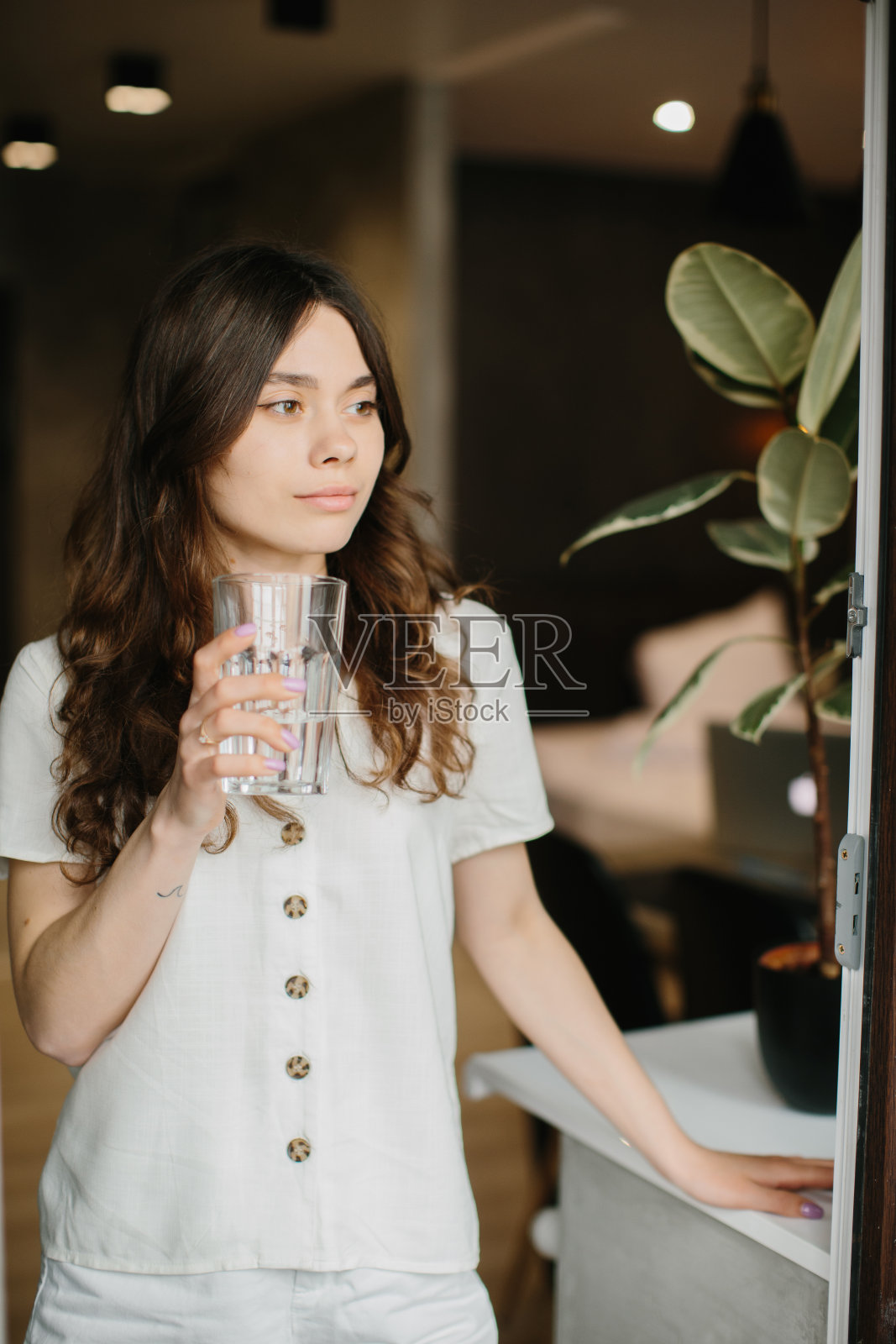 健康美丽的年轻女子拿着一杯水照片摄影图片