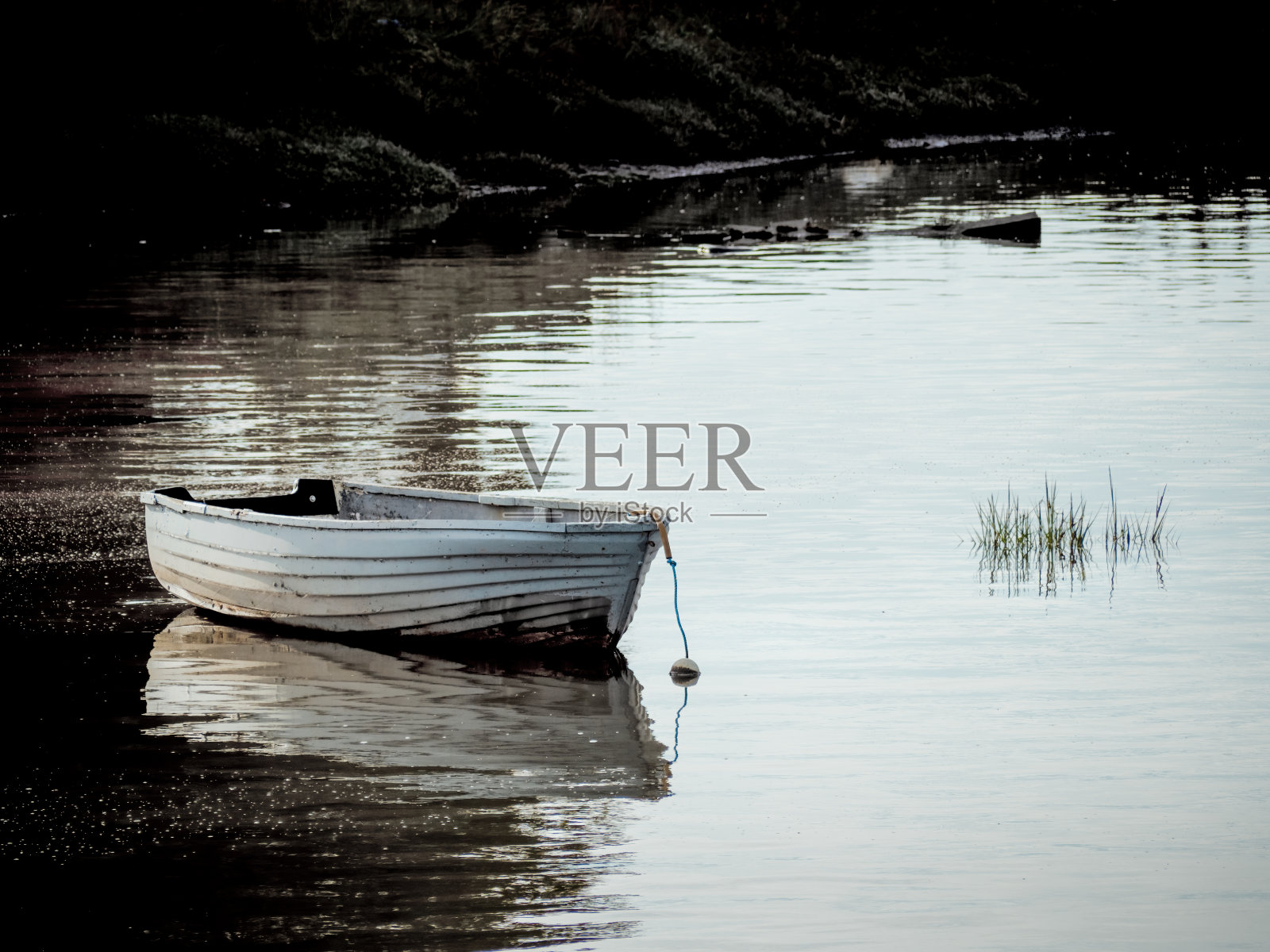 河边废弃的旧木船，寒冷的天气。照片摄影图片