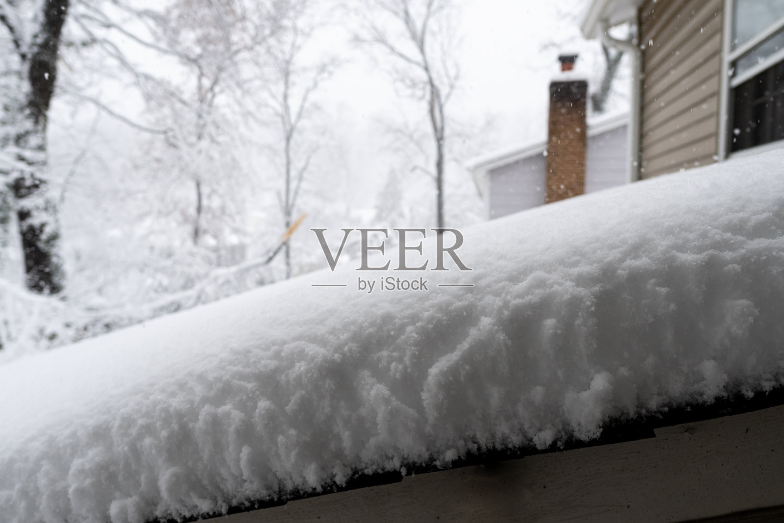 屋顶上积雪照片摄影图片