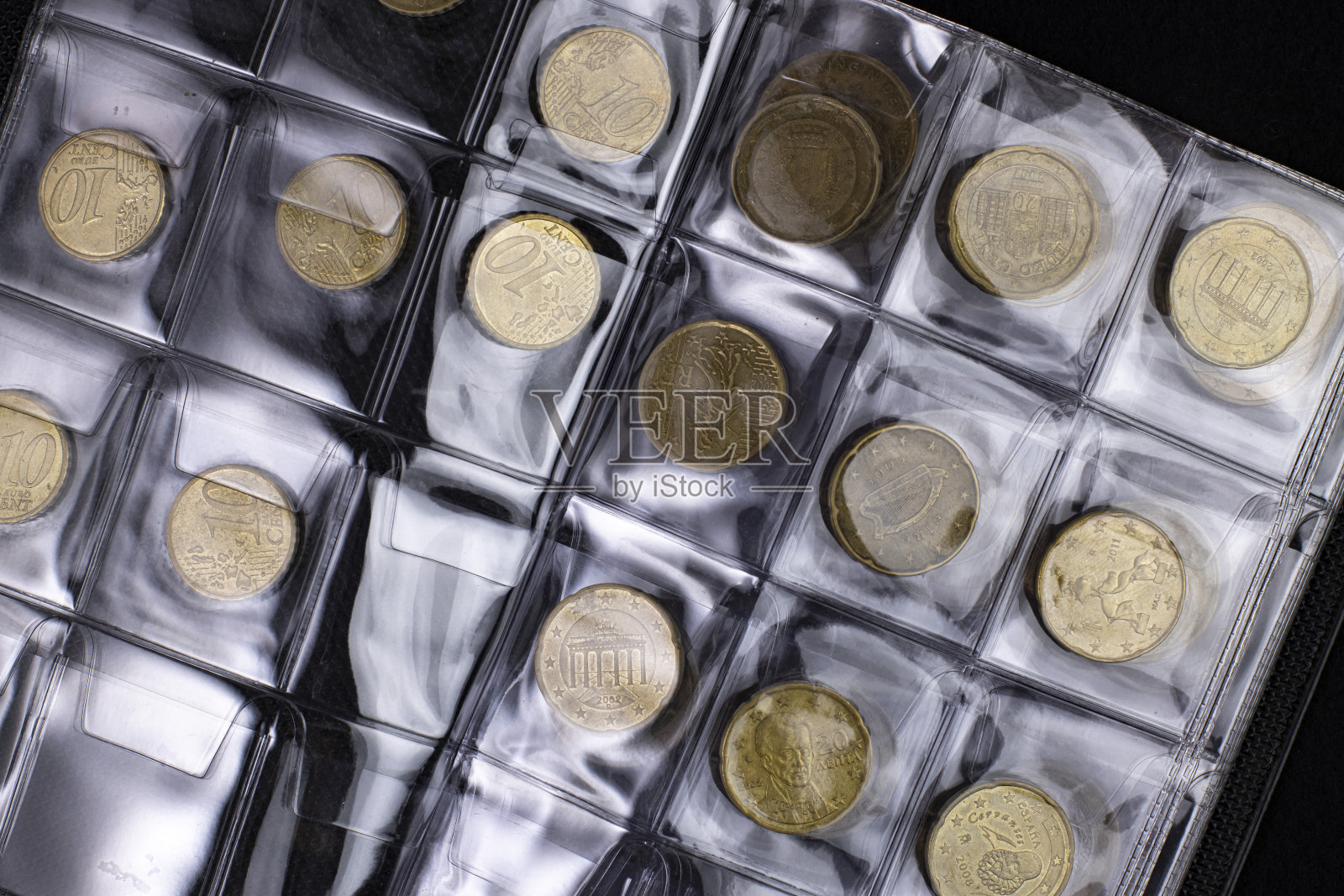 收藏欧洲硬币在一个收藏案例，选择性聚焦，特写，俯视图。照片摄影图片