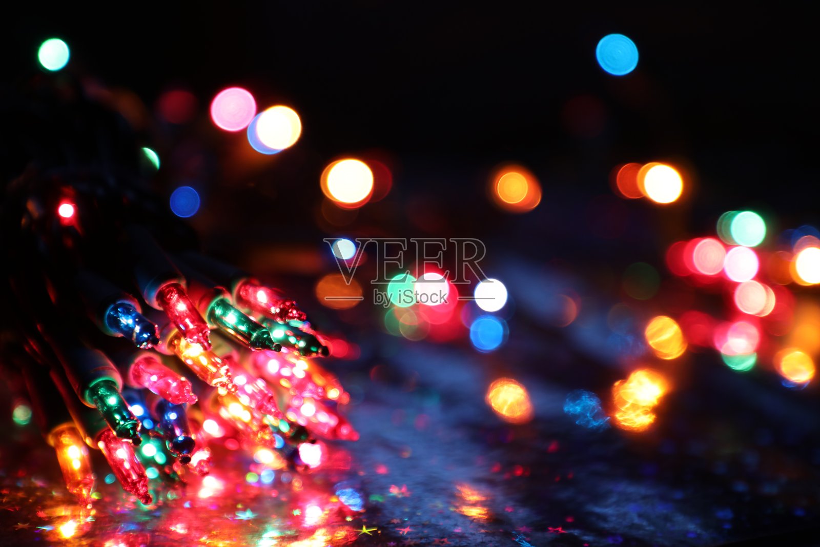 圣诞灯下照片摄影图片