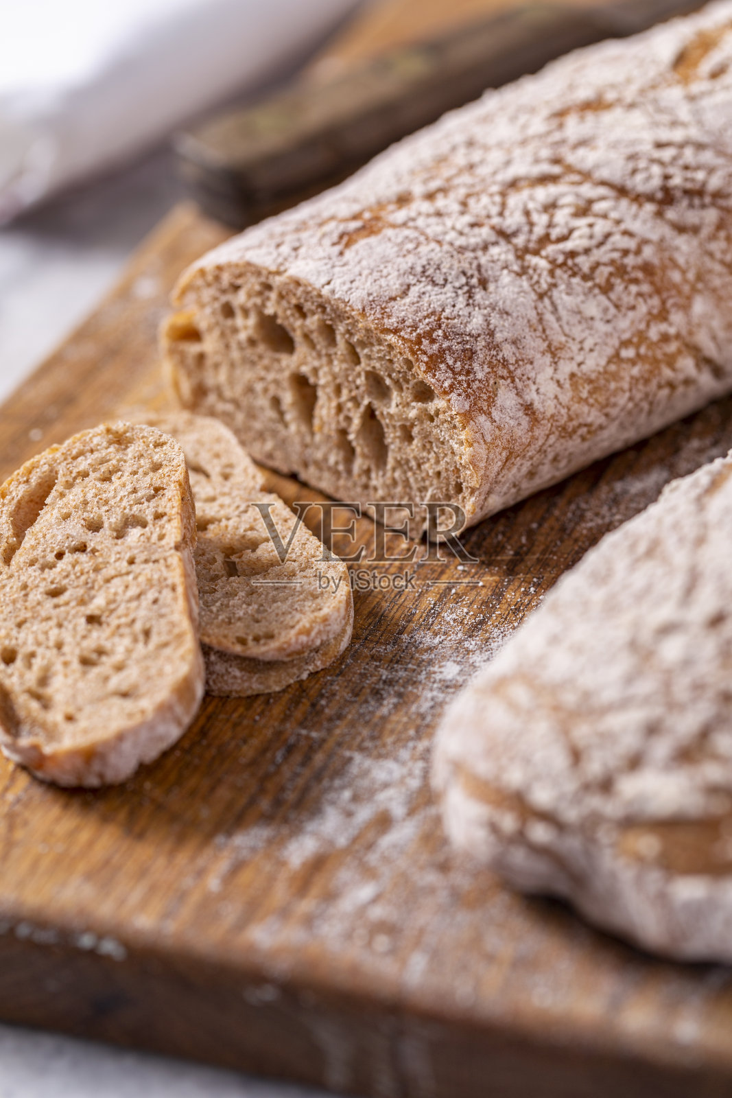 质朴的意大利Ciabatta面包面包在切菜板照片摄影图片