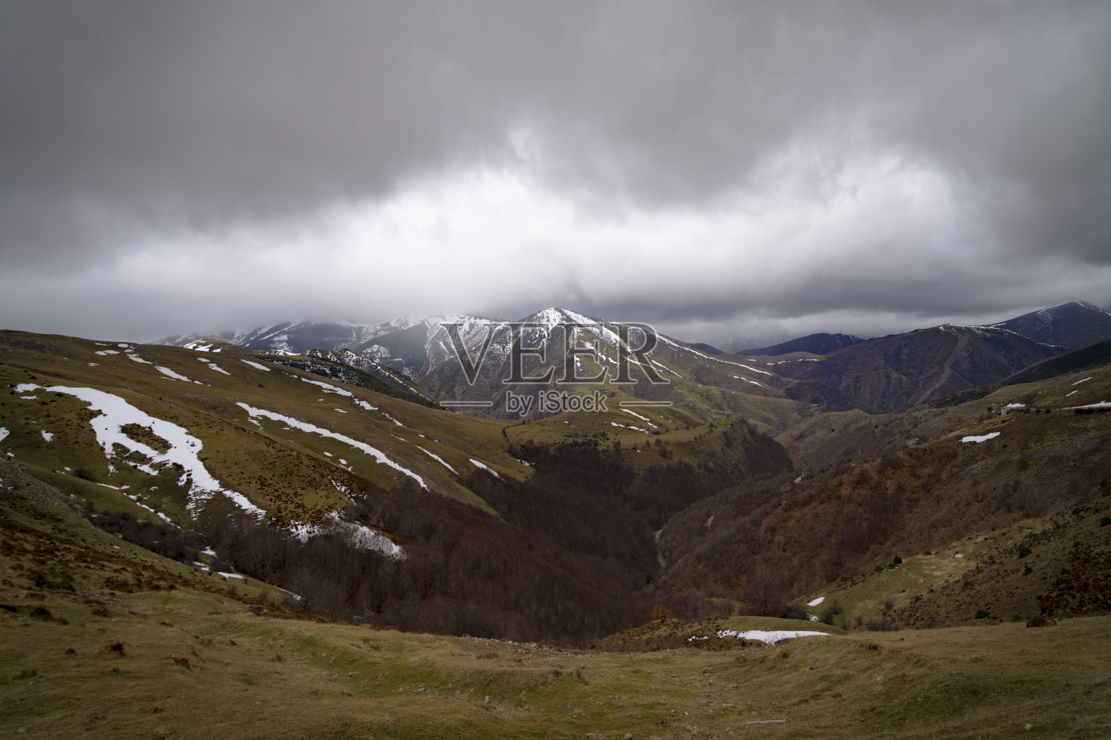 西班牙里奥哈地区的山脉照片摄影图片