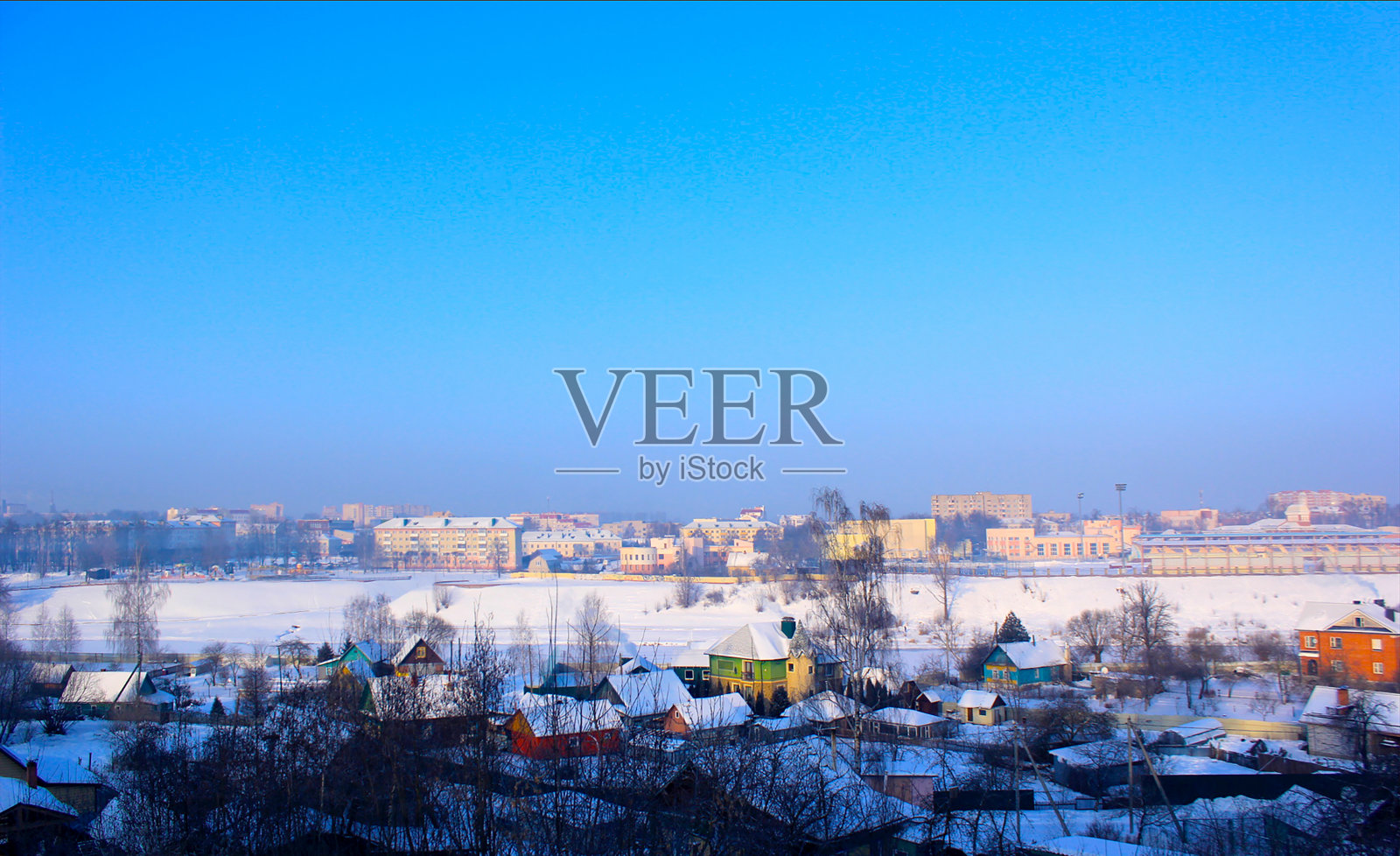 欧洲的木屋和现代建筑。美丽的冬天的风景照片摄影图片