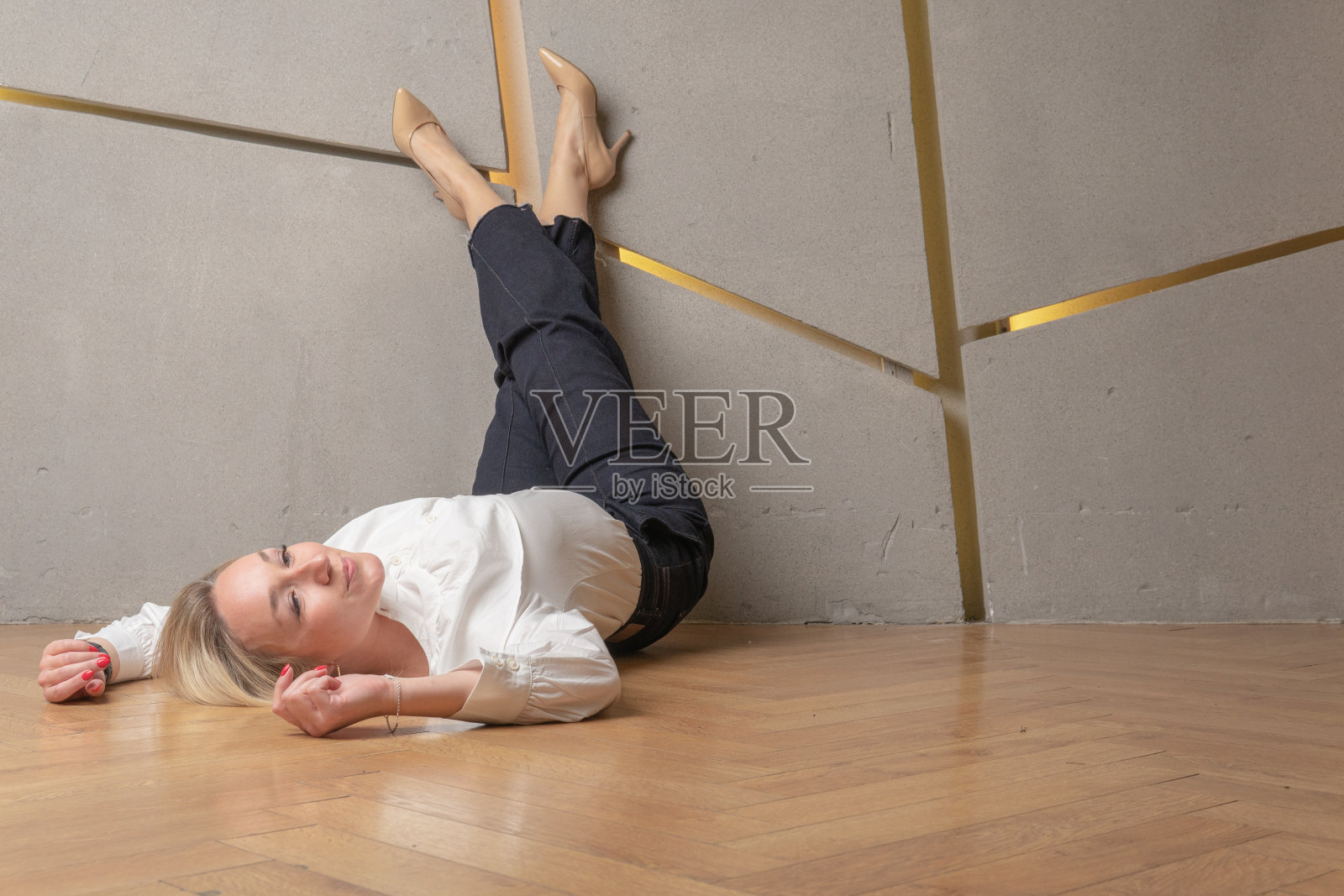 躺在自己的脚上轻放松躺休息的时间，下午躺在凉爽的新闻阅读，查看腿。疲惫的家庭女孩，沙发照片摄影图片