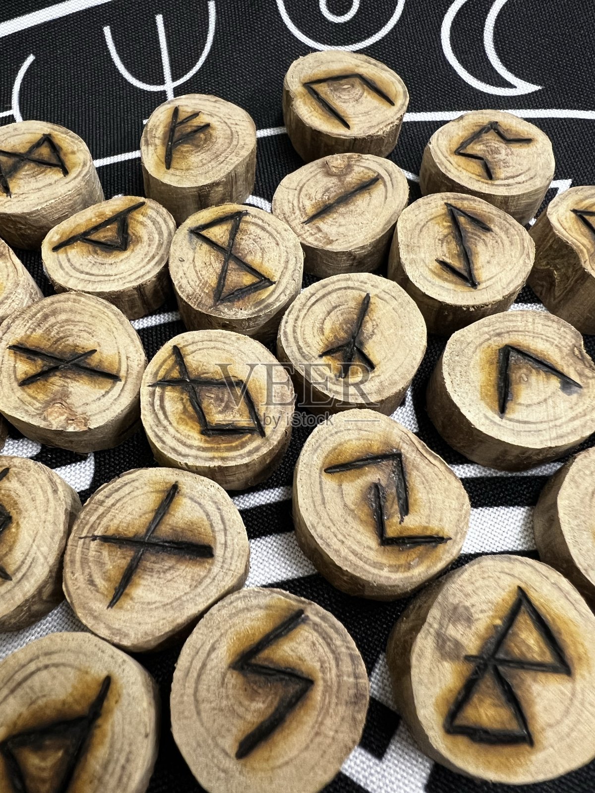 符文老看照片摄影图片