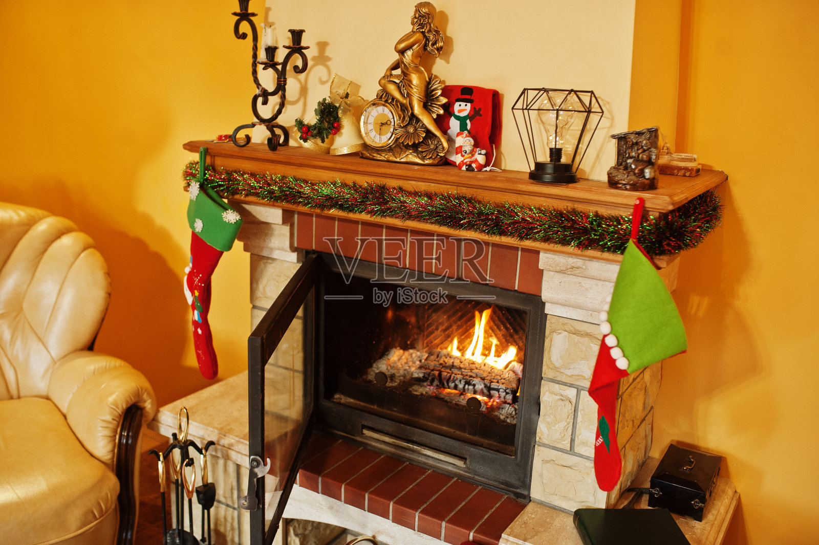 冬日温暖客厅里的家庭壁炉。照片摄影图片