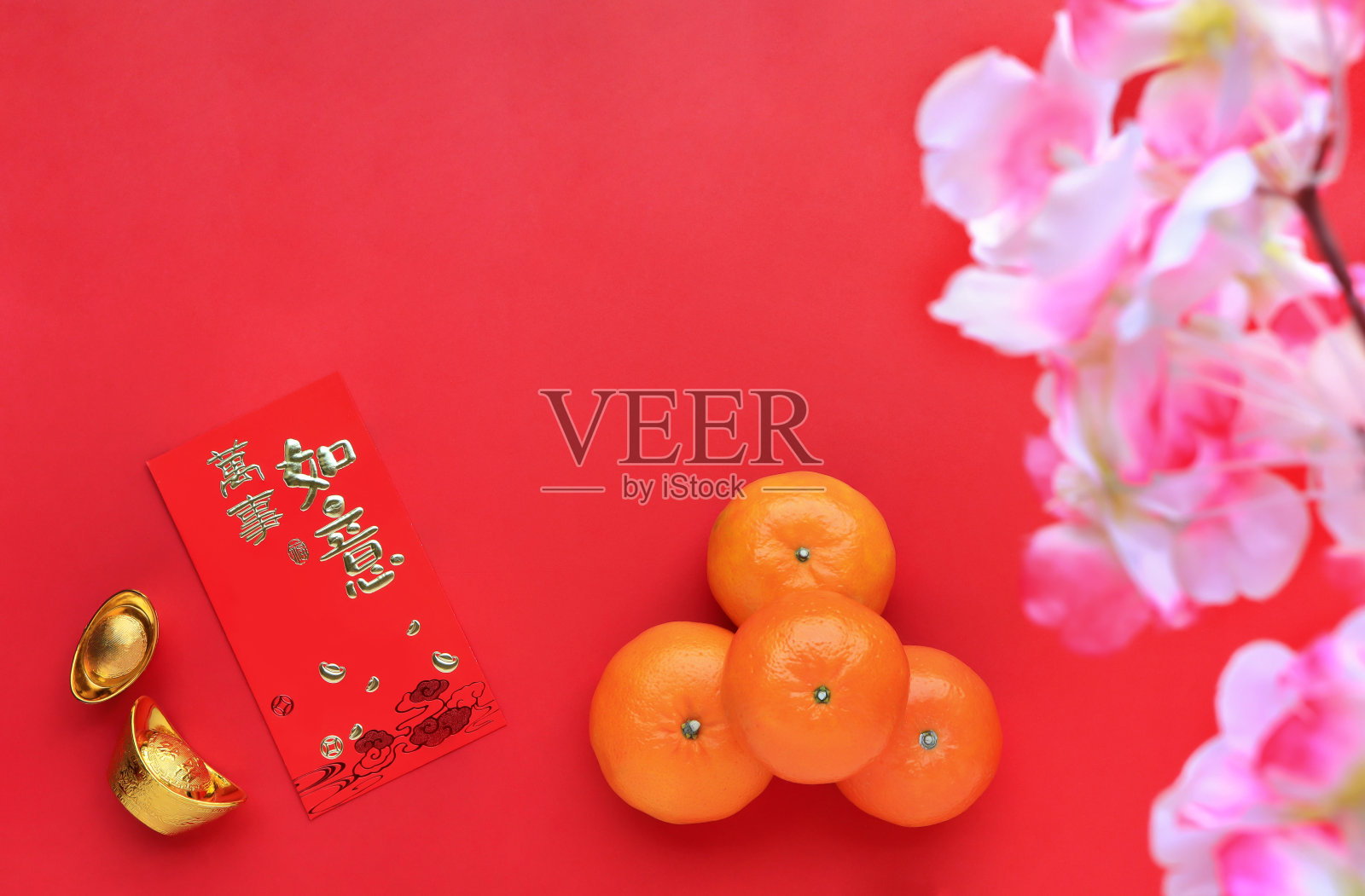 红色背景上的橙色和红色信封。信封上的中文文字寓意祝每一分。金字金字，寓意繁荣昌盛，新年快乐。照片摄影图片