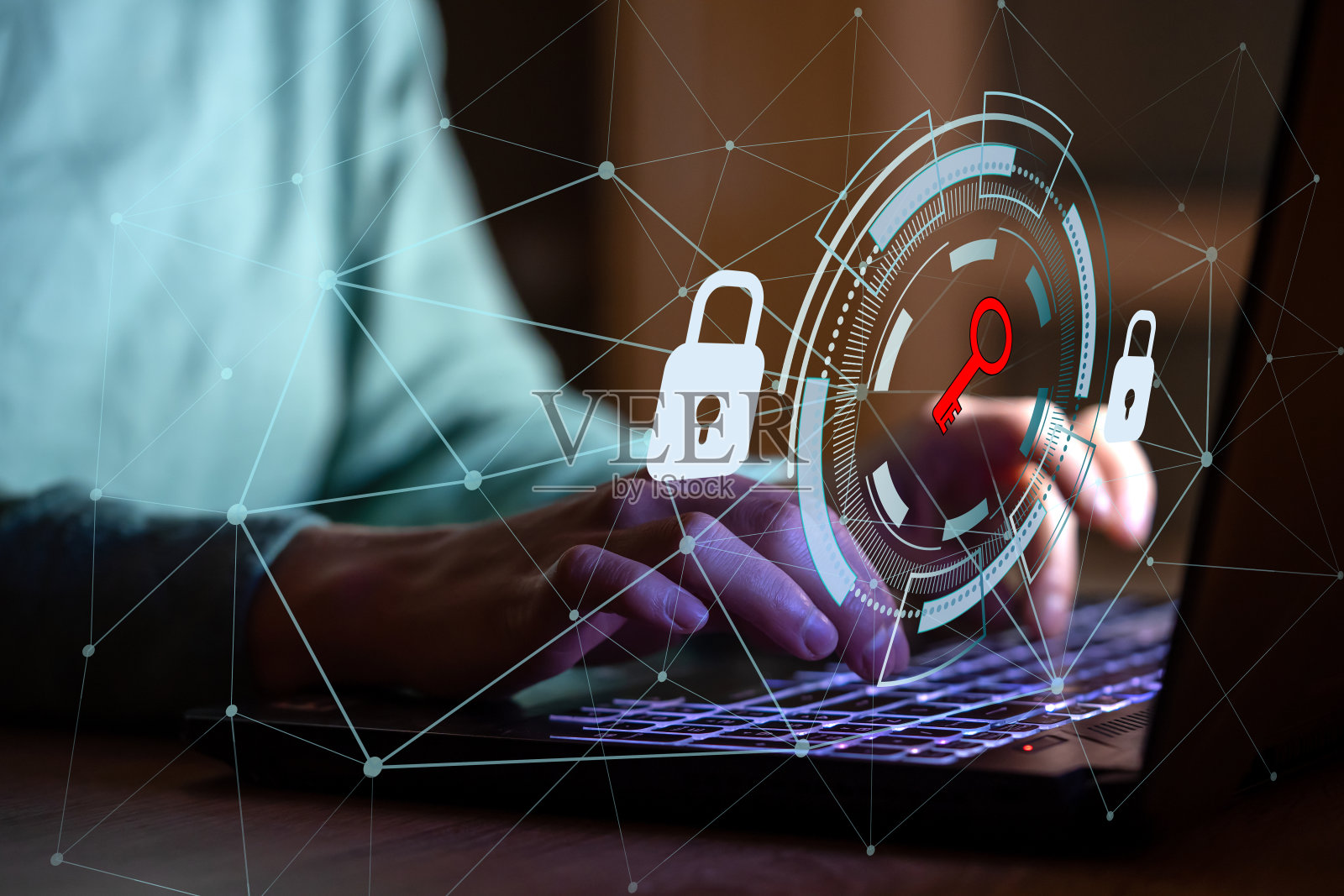 一个女孩学会了在网上安全使用笔记本电脑。照片摄影图片