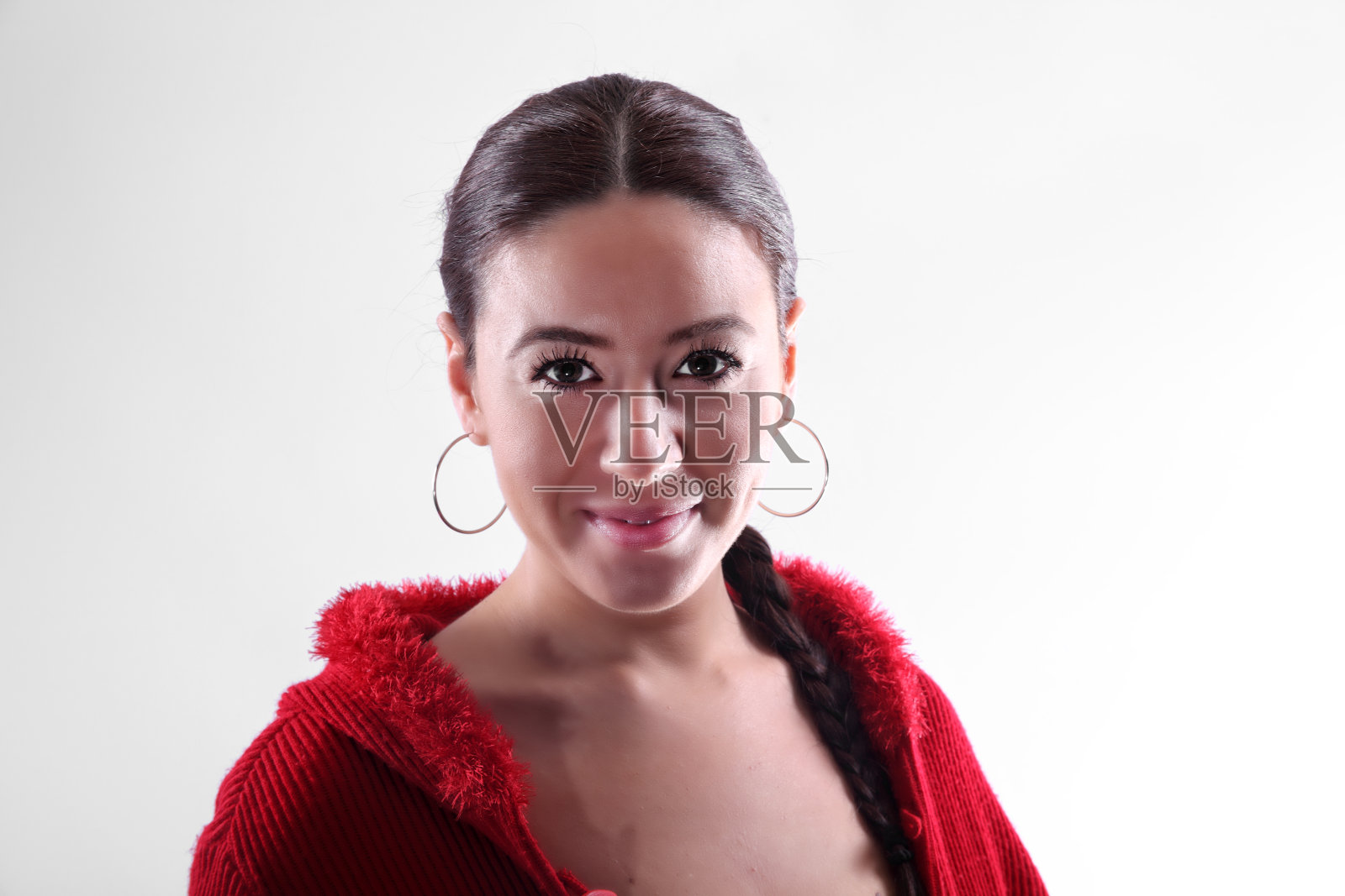 美丽的黑发年轻女人在红色的特写肖像照片摄影图片