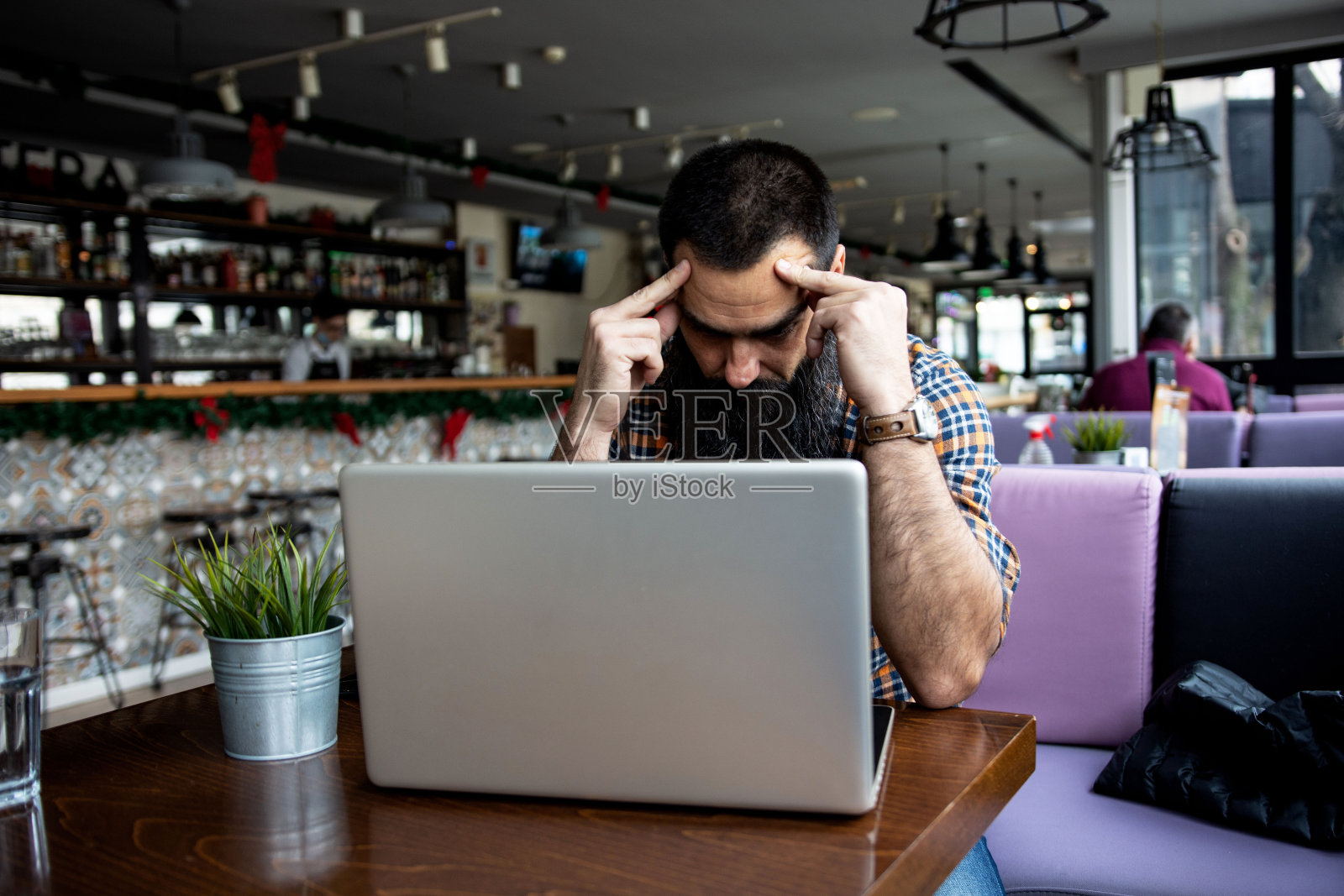 强调自由职业者的男人照片摄影图片