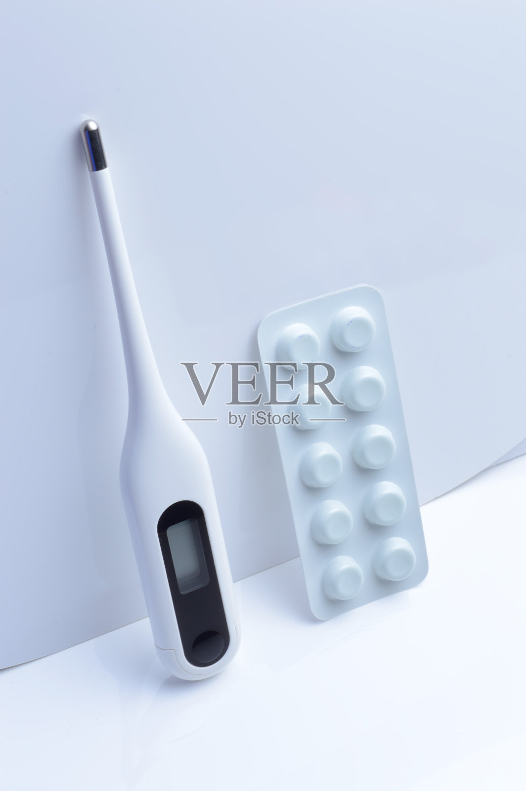 白色背景上的电子温度计和药丸。的概念。照片摄影图片