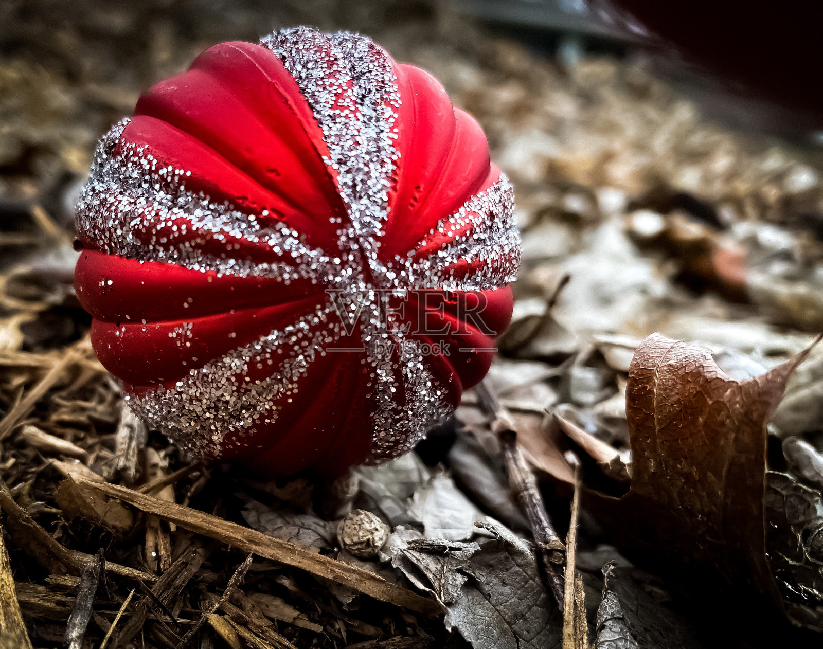 红色和银色的圣诞装饰品照片摄影图片