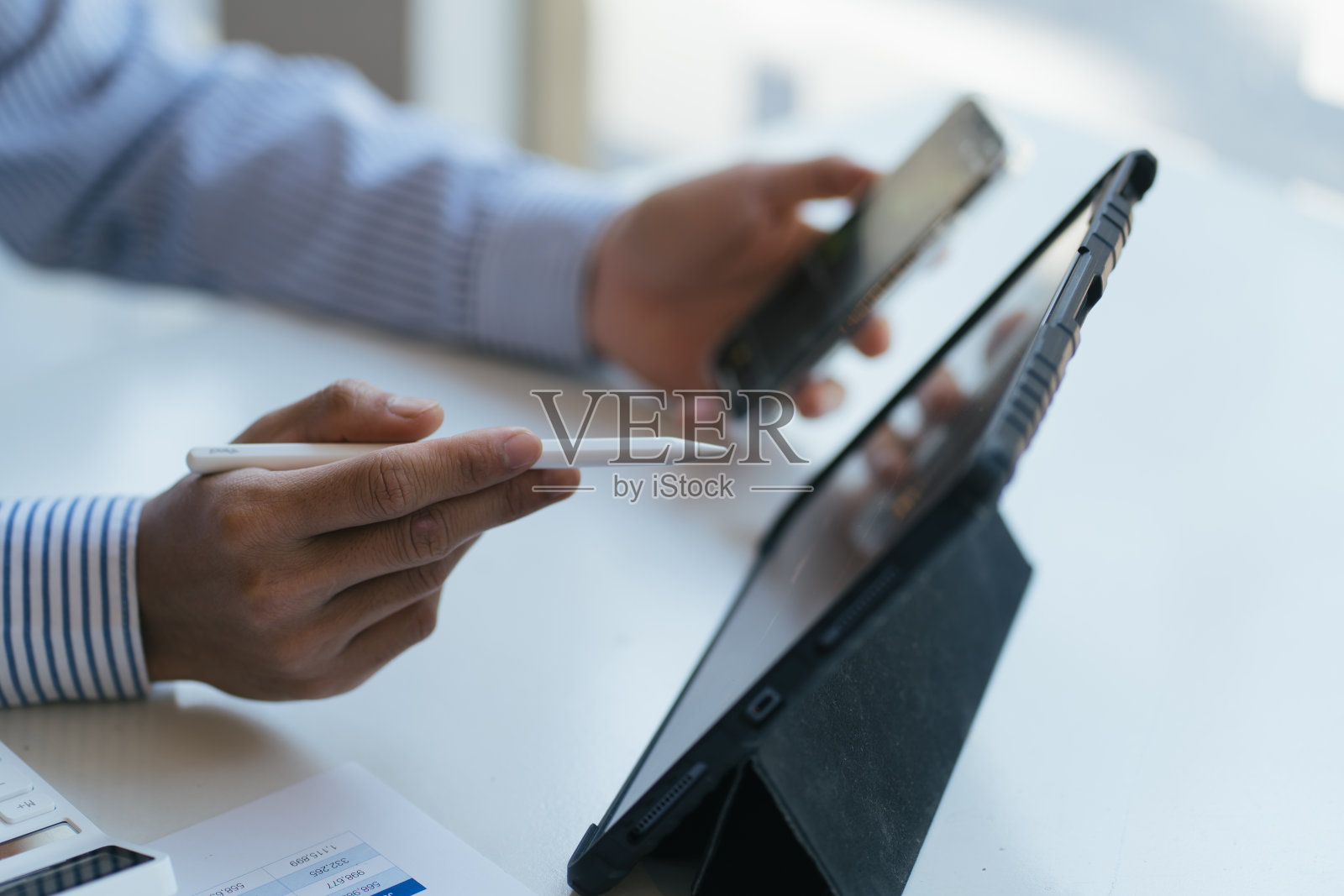 商人投资企业家交易讨论和分析图表股票市场交易，股票图表概念。照片摄影图片