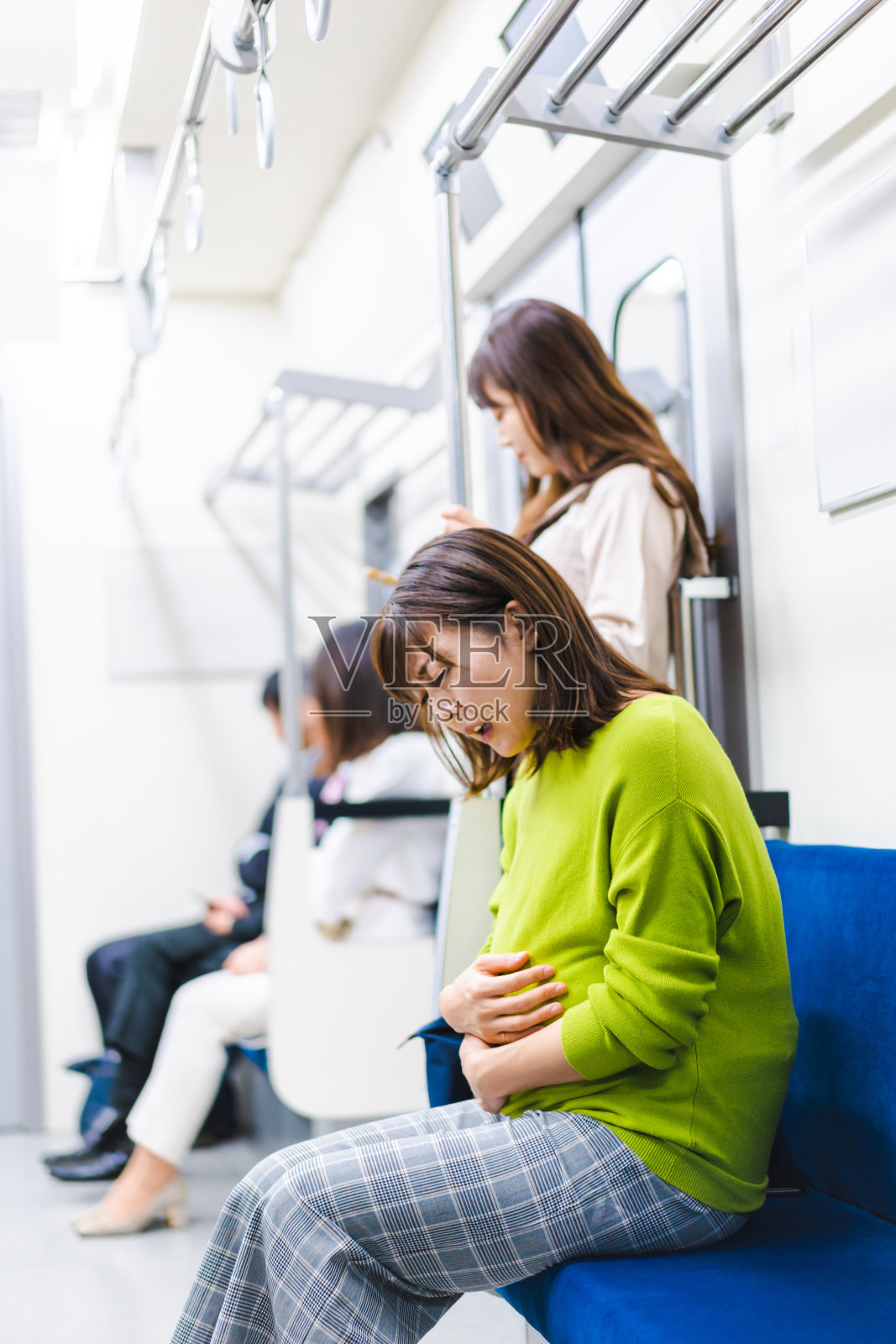 一位孕妇在火车上感到恶心照片摄影图片