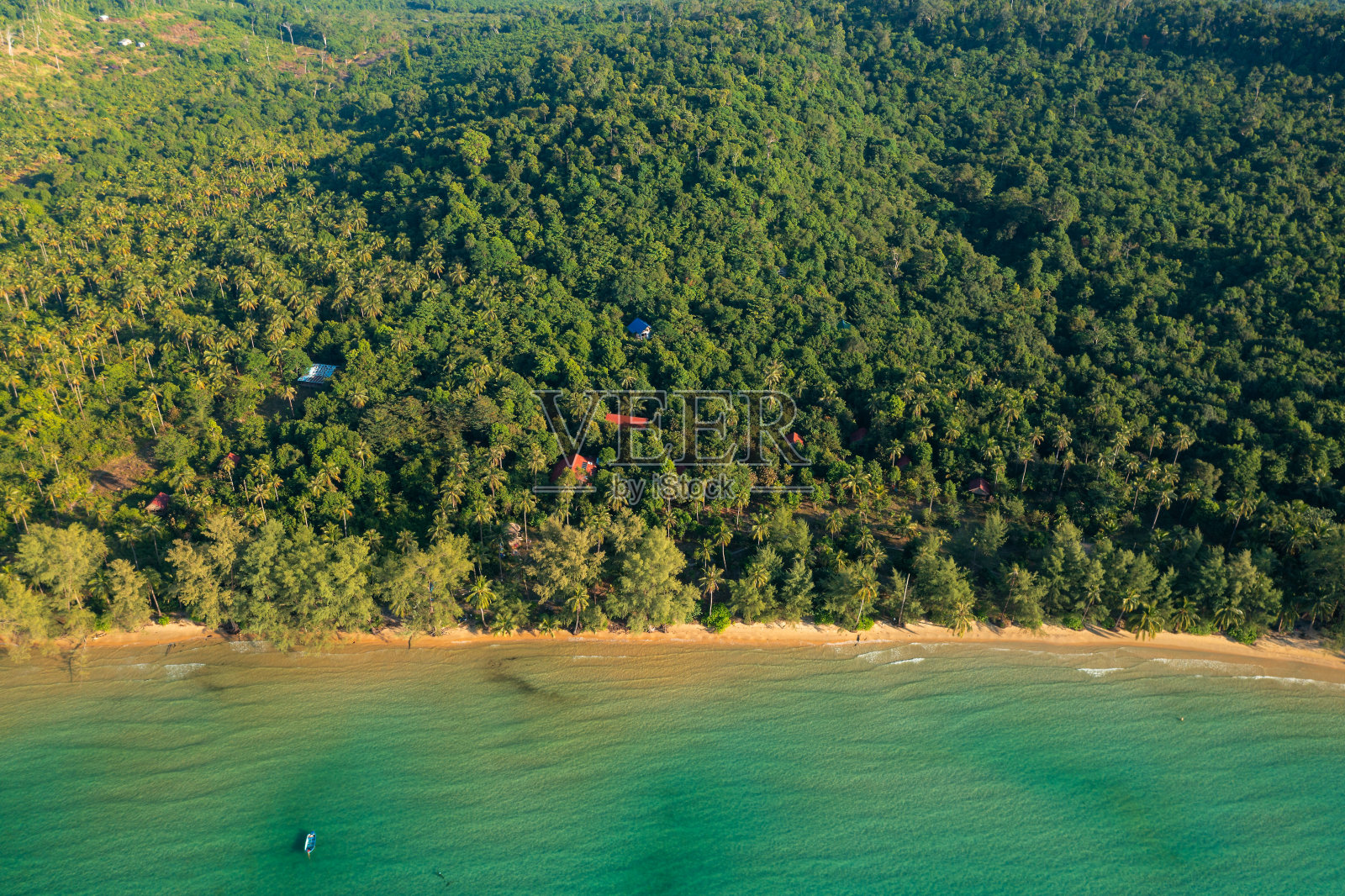 鸟瞰柬埔寨Koh Rong岛的孤独海滩照片摄影图片