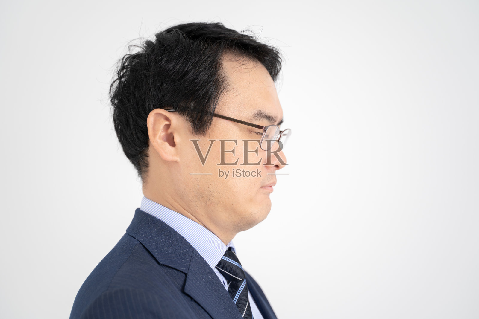 闭上眼睛想着补习班的男商人照片摄影图片