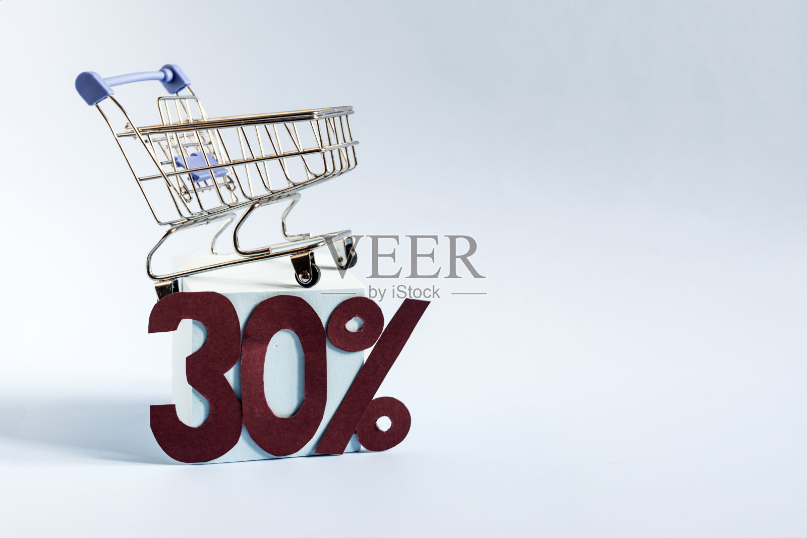 广告版面有30%的折扣。消费者购物篮和蓝色背景上30%的数字是用来放置文本的。照片摄影图片