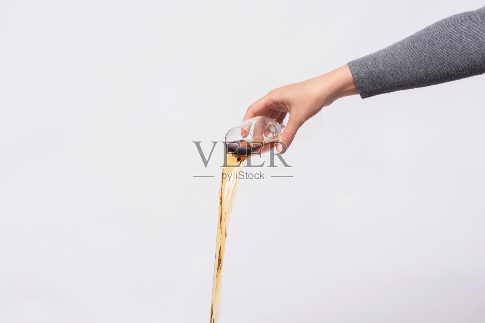 从杯子里倒酒。照片摄影图片