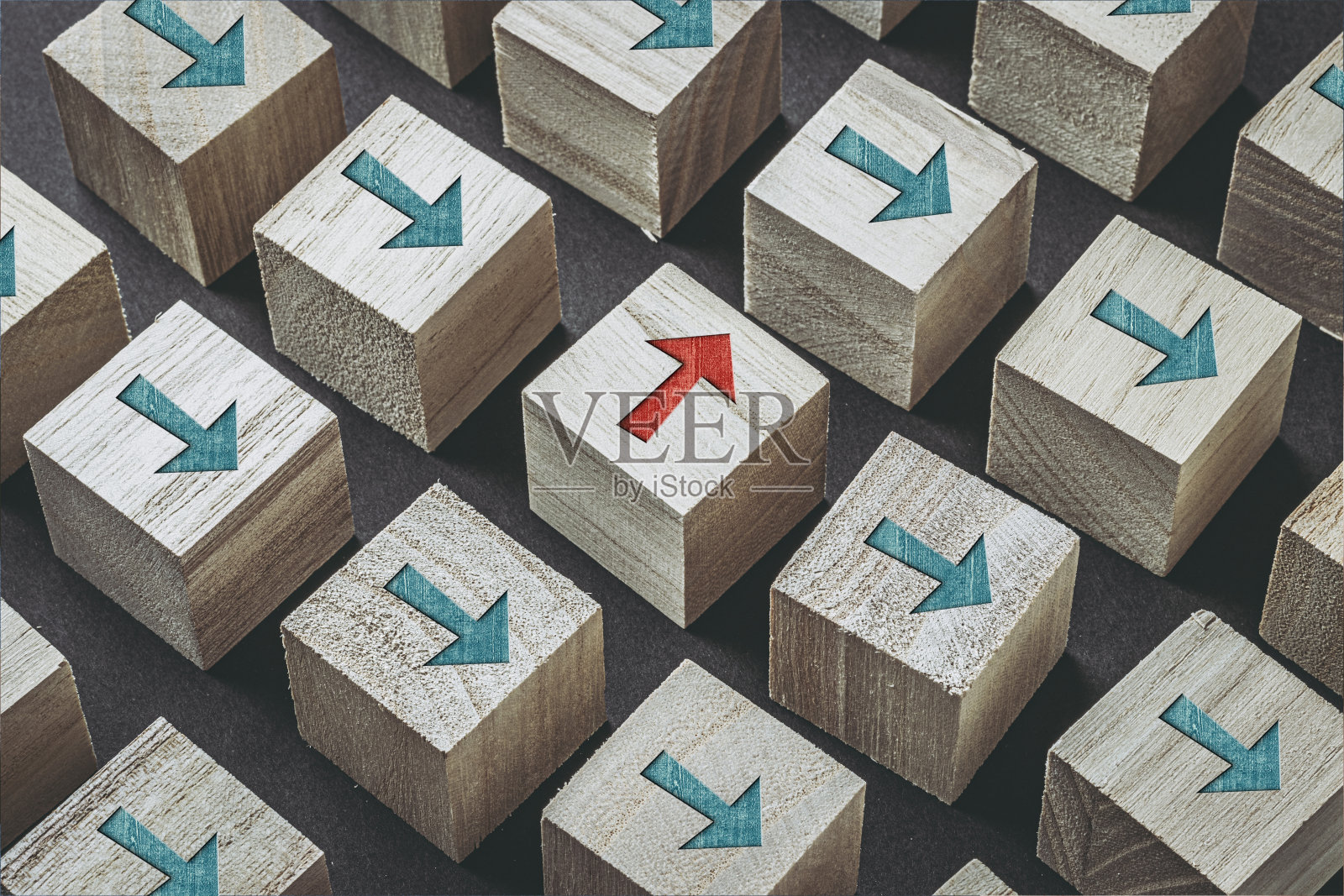 写有多个箭头的木块照片摄影图片