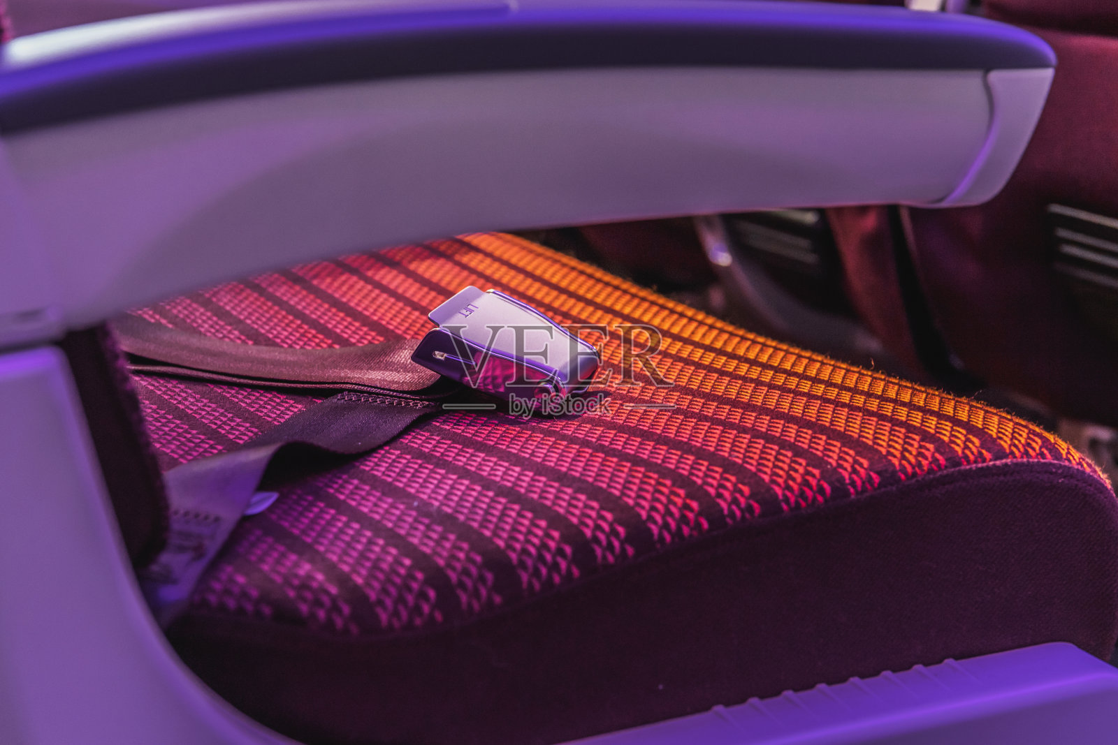 空的飞机座椅和安全带。照片摄影图片