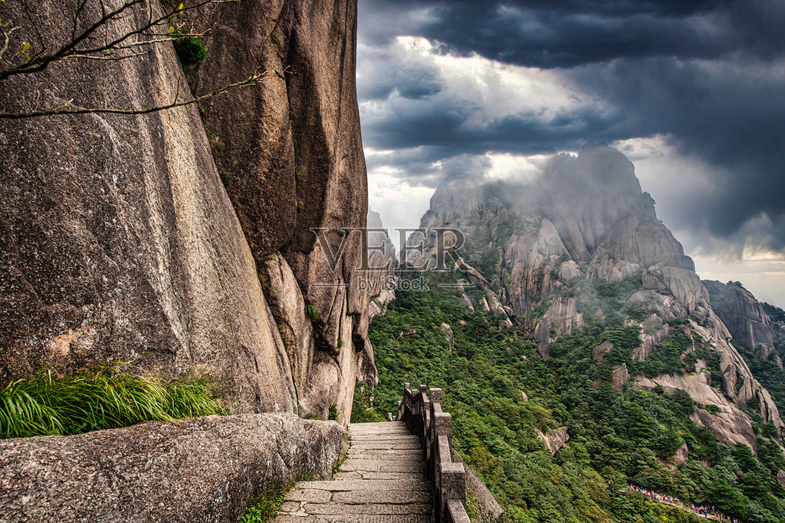 《黄山之巅的宁静小路》照片摄影图片