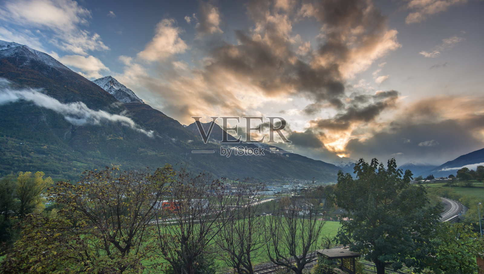 冬季日落时的山景照片摄影图片