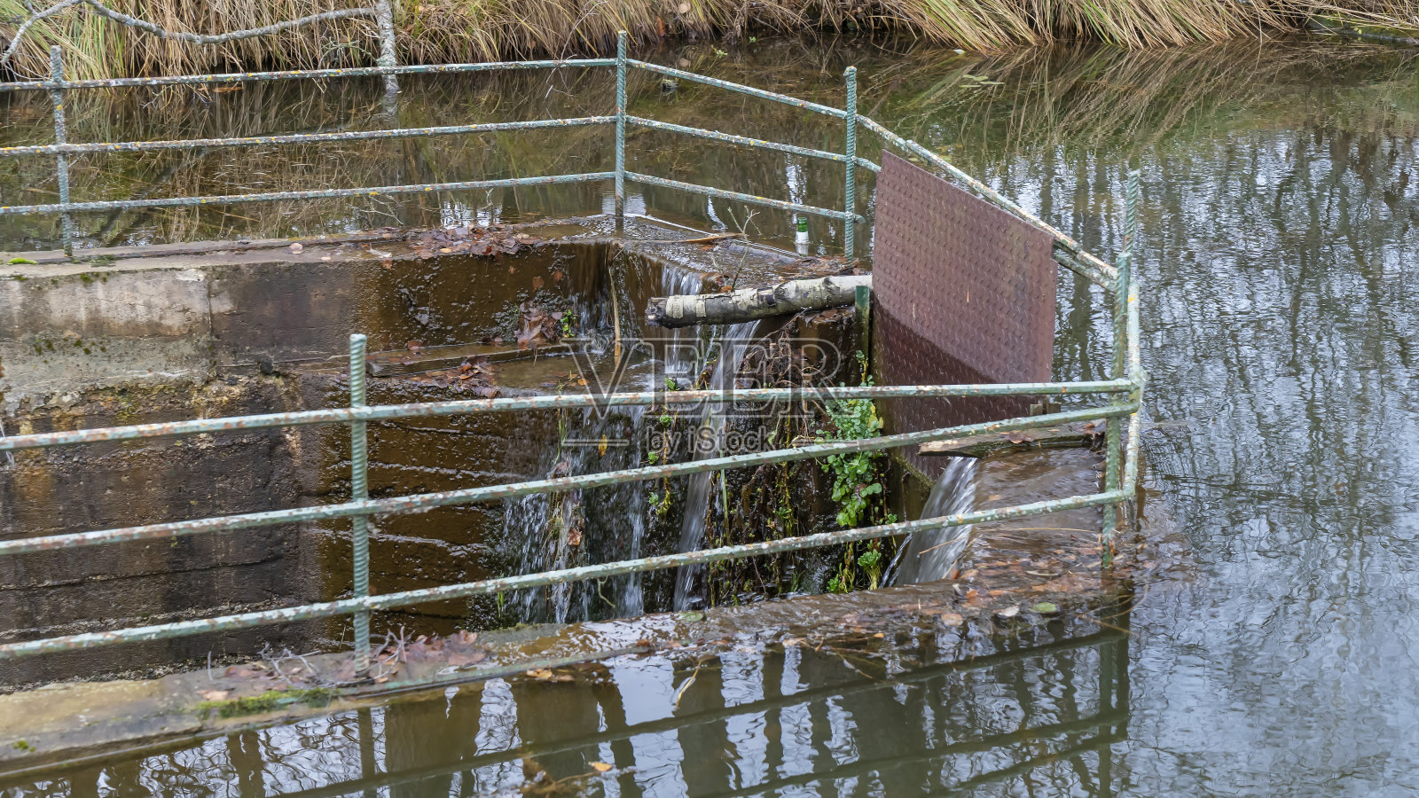 堰塞湖上的大天坑。湖上的孔溢洪道。照片摄影图片