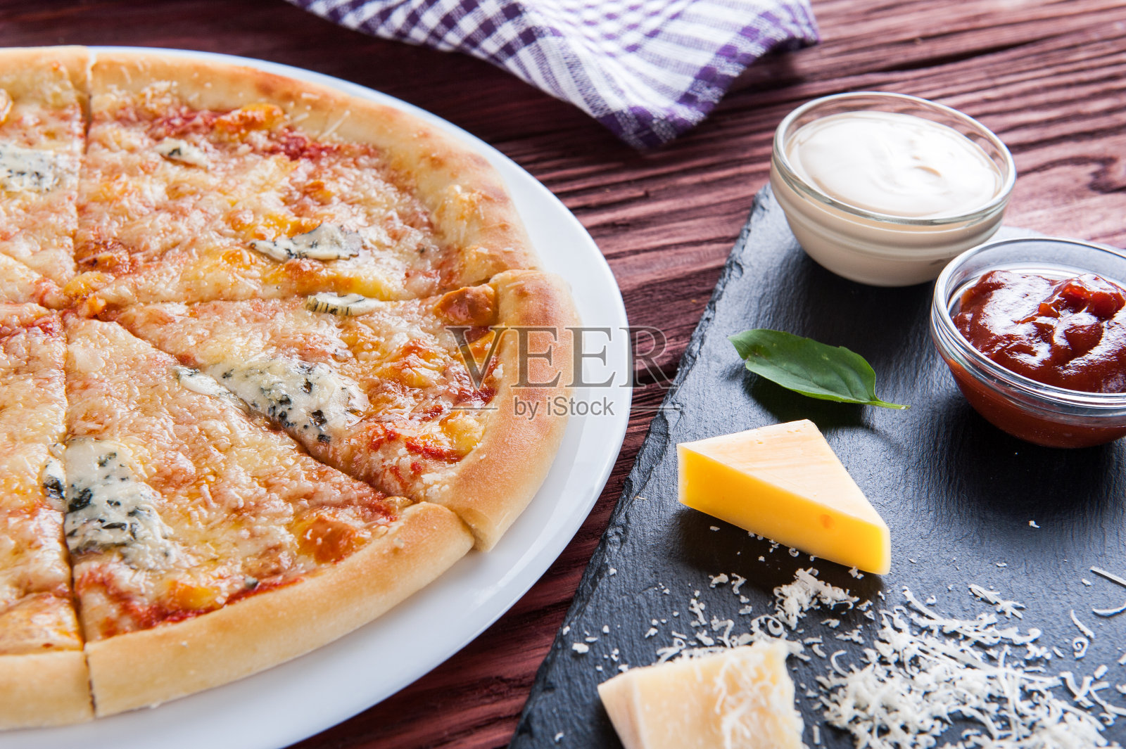 披萨特写，白色盘子上有蓝色奶酪和酱汁照片摄影图片