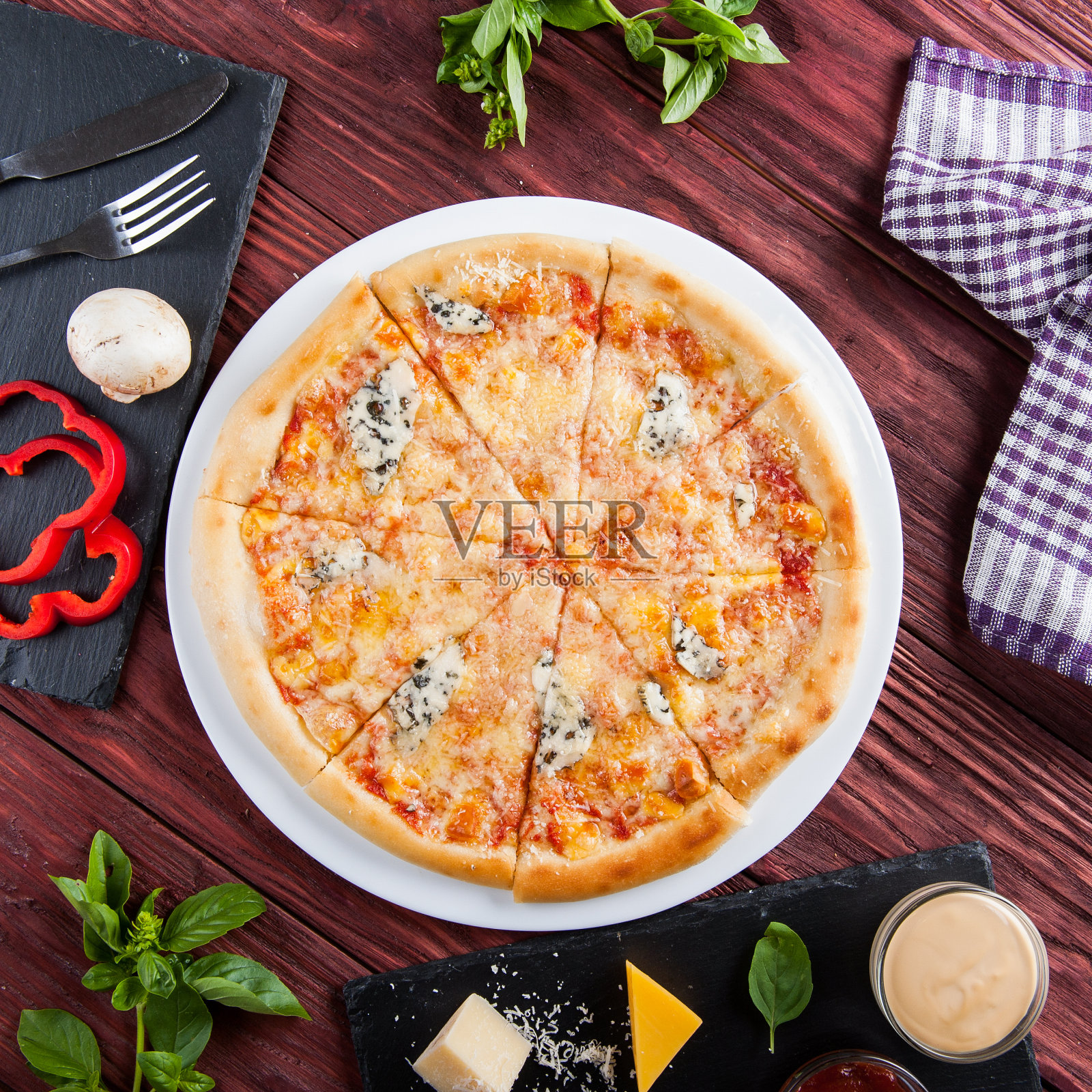 披萨特写，白色盘子上有蓝色奶酪和酱汁照片摄影图片