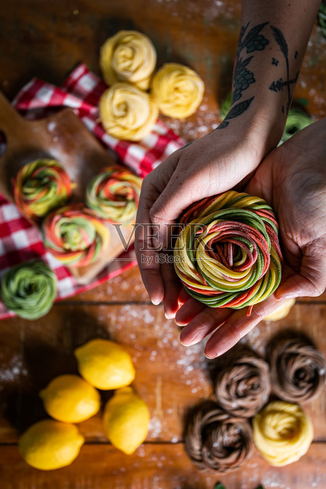 手握新鲜的意大利面照片摄影图片