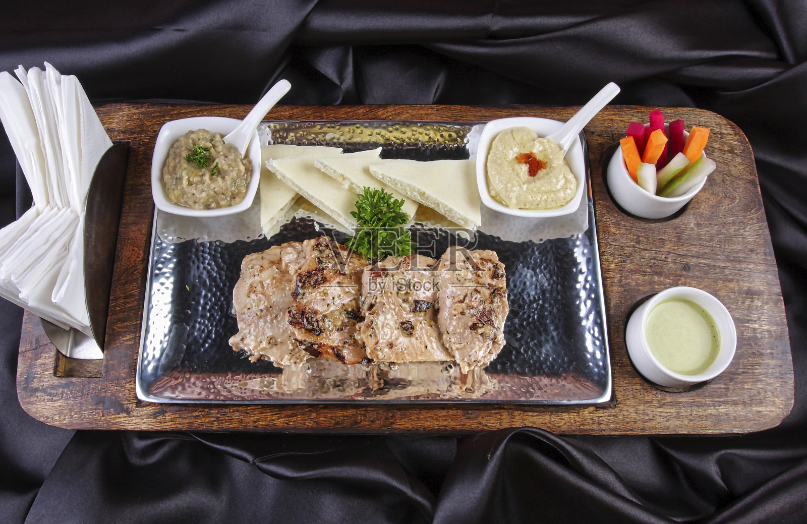 烤鸡排配青菜，切片面包和蔬菜照片摄影图片