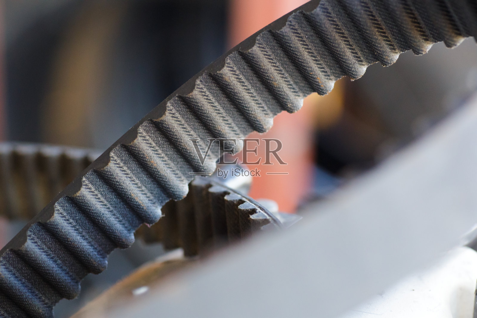 同步皮带汽车配件。更换发动机中的同步带照片摄影图片