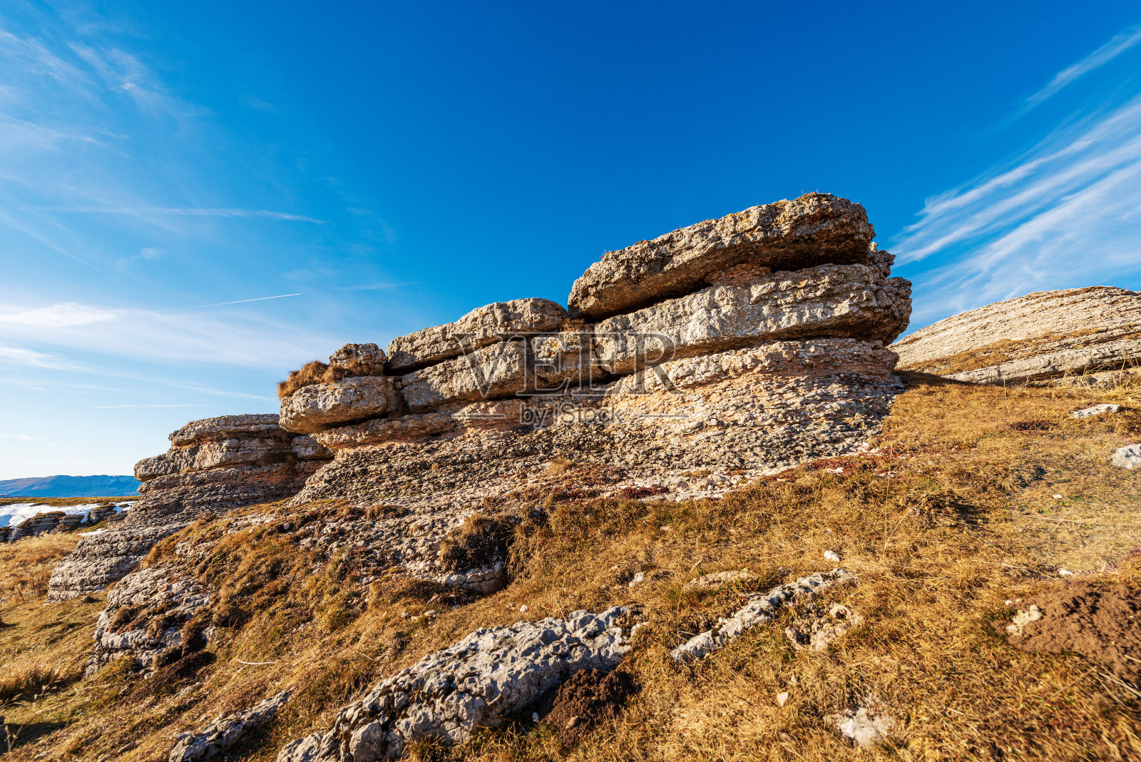 岩石喀斯特的形成在莱西尼亚高原-阿尔卑斯山意大利威尼托照片摄影图片