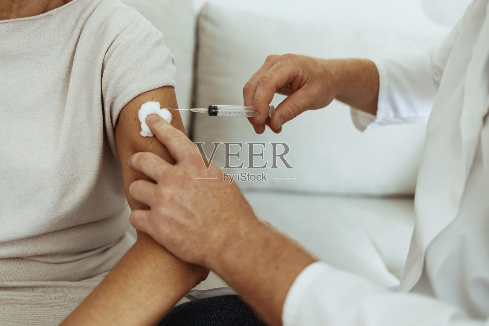 给她注射助推器。照片摄影图片