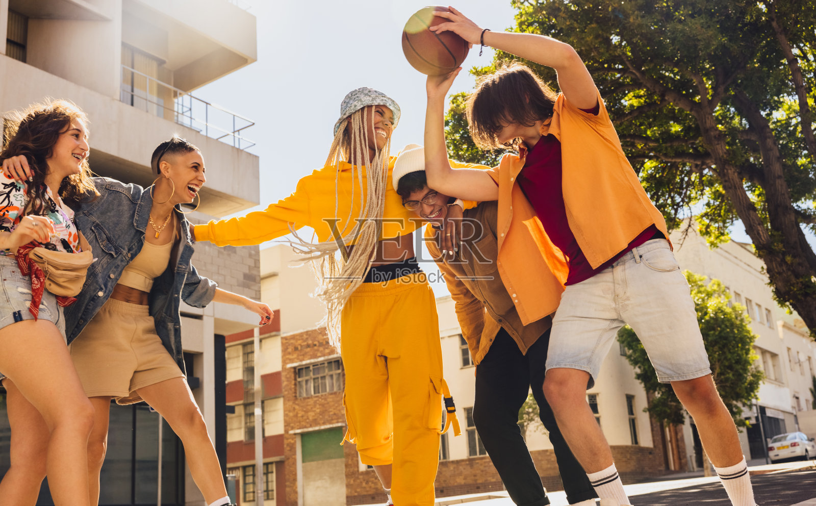 朋友们在户外玩篮球照片摄影图片