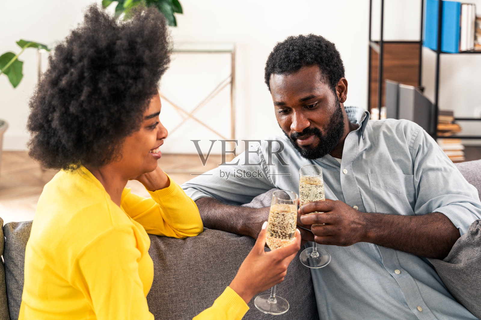 美国黑人夫妇在家里庆祝照片摄影图片