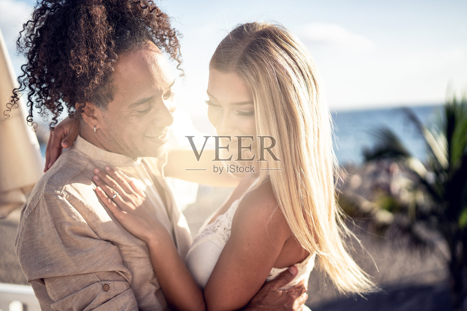 美丽的肖像吸引夫妇拥抱彼此，跳舞。多民族恋爱。日期。的婚礼。建议。照片摄影图片