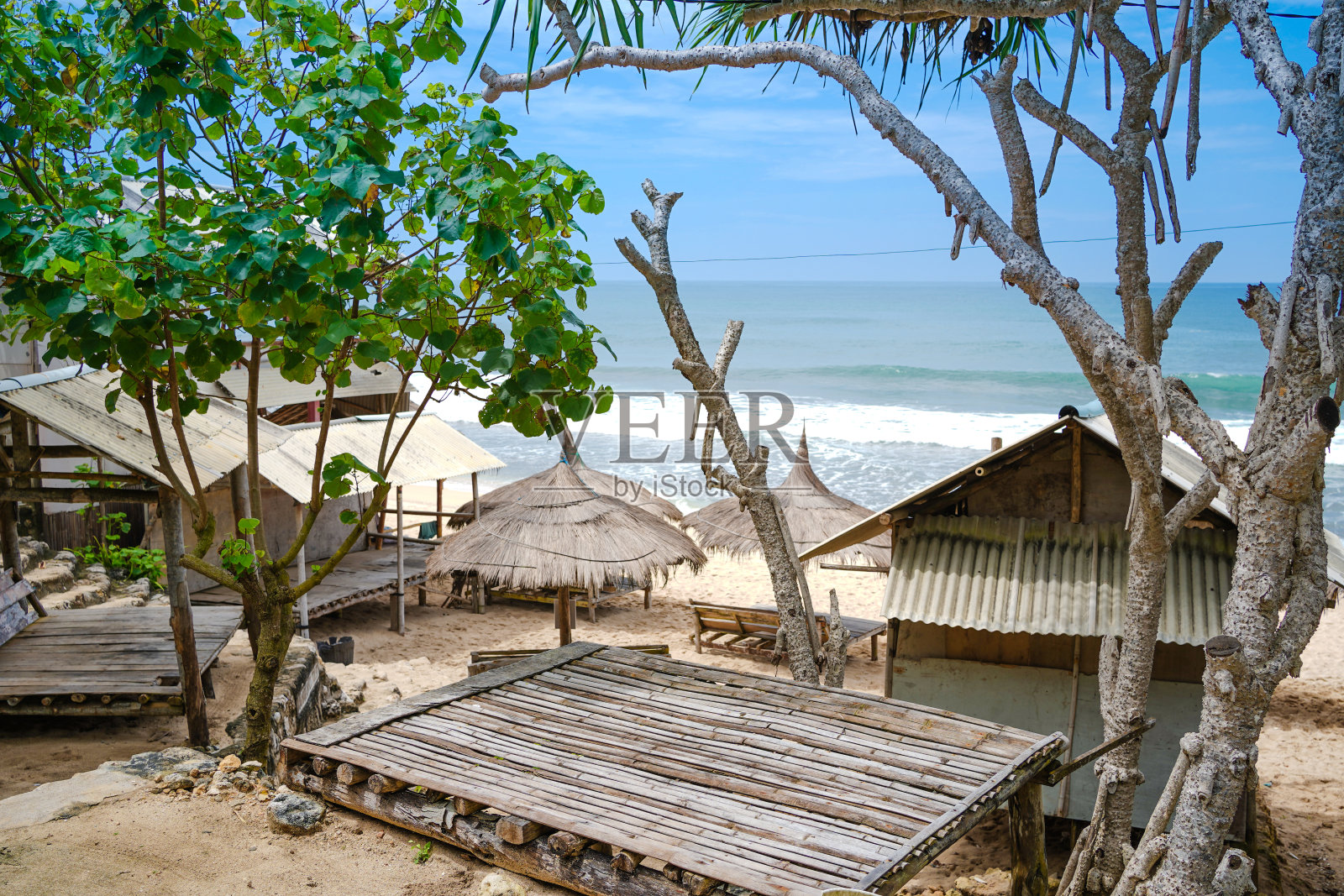 日惹古农基都的瓦图伦邦海滩景色优美。白色的沙滩照片摄影图片