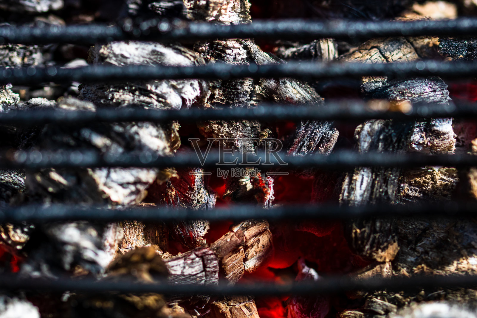 烧烤烤炉与发光和燃烧的热煤球照片摄影图片