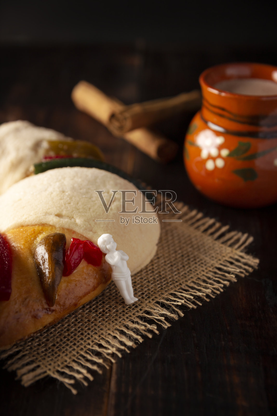 宝贝在Rosca de Reyes照片摄影图片