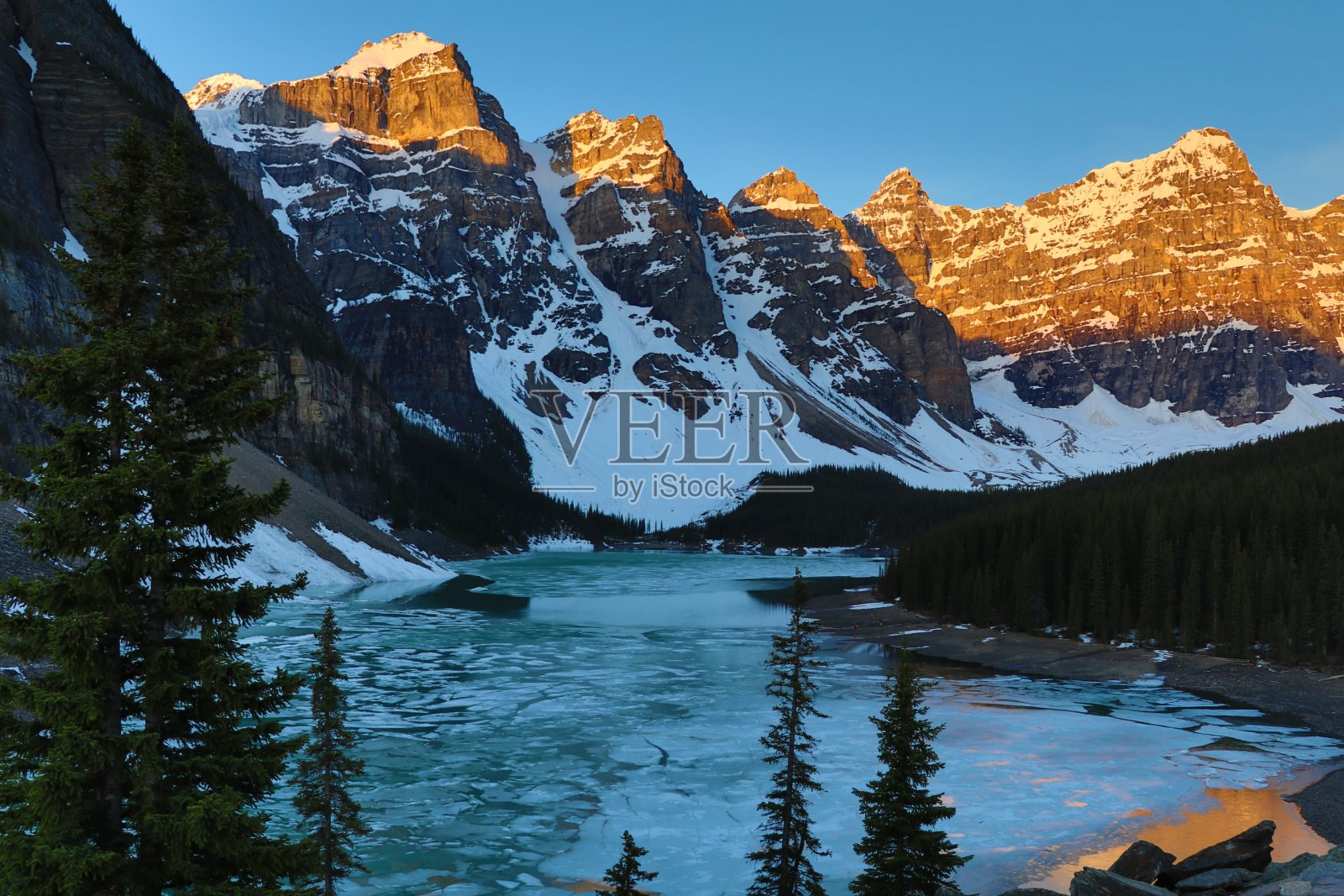 美丽的早晨，日出在冰碛湖。穿越加拿大不列颠哥伦比亚省的班夫和贾斯珀国家公园的奇妙之旅。温哥华美妙的一天。加拿大有这么多的动物和山脉，真是一个美丽的自然。照片摄影图片