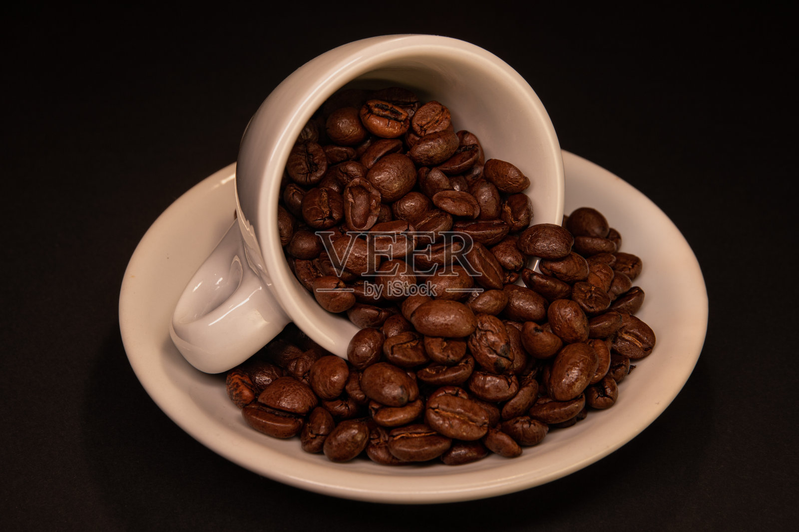 一杯满是咖啡豆的咖啡照片摄影图片