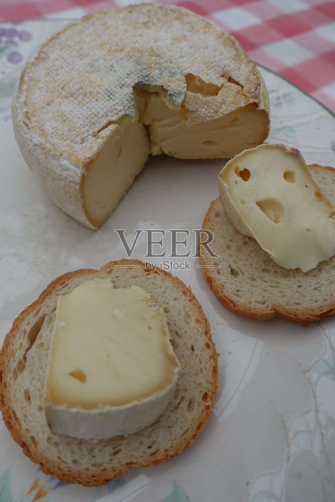 法国文化的雷布洛雄奶酪祝酒照片摄影图片