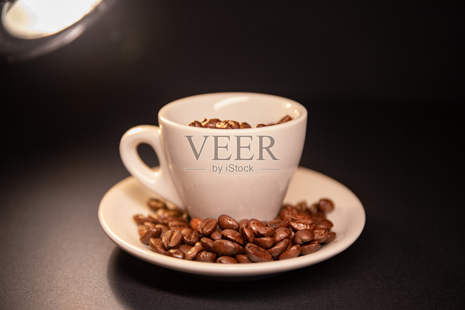 一杯满是咖啡豆的咖啡照片摄影图片